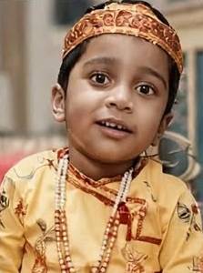 पारंपरिक वेशात पारस